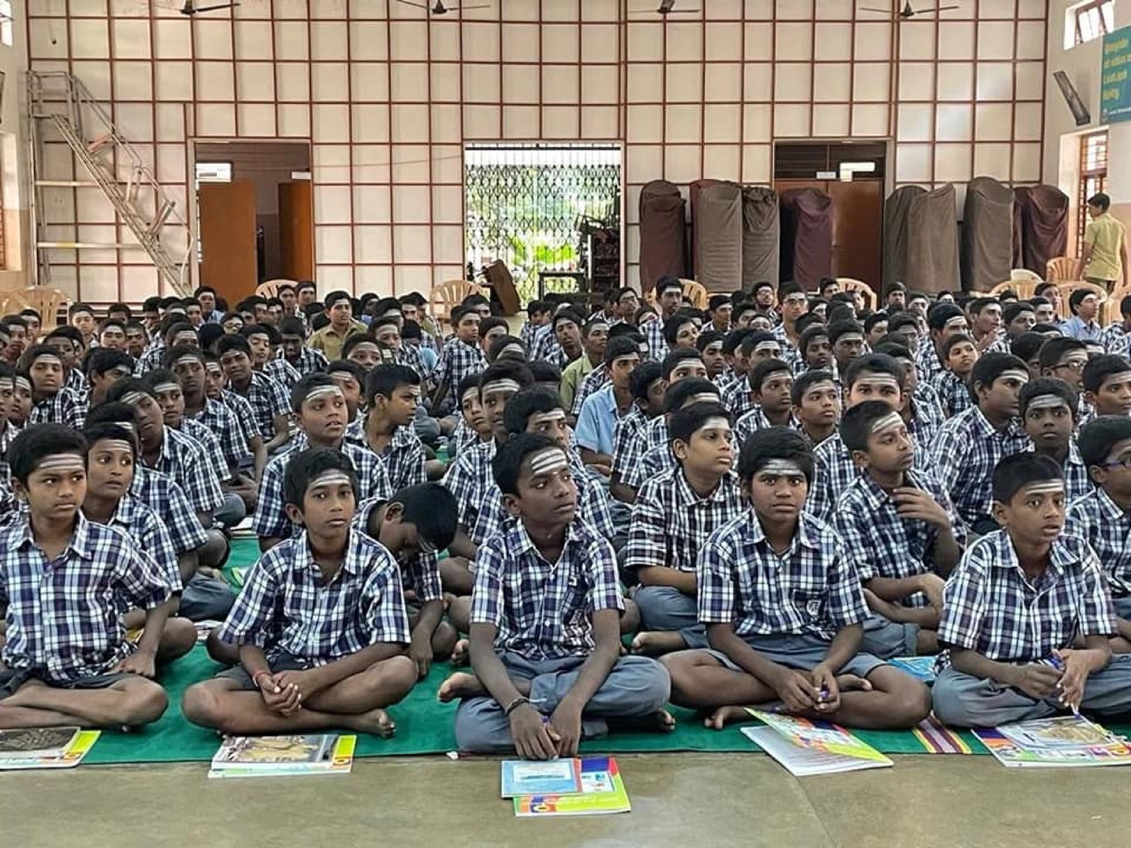 Chennai School Students received 10 Steps to good health books